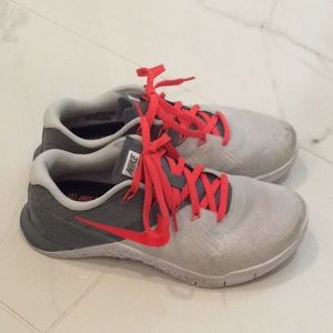 Nike metcon 3 gray and orange shoes